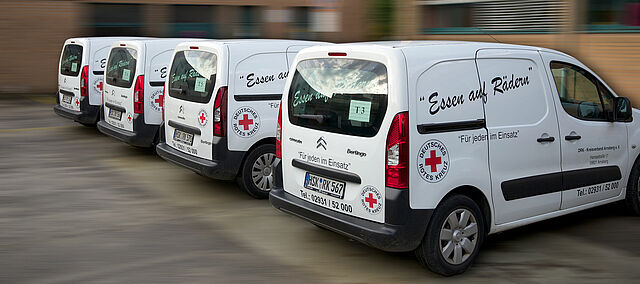 Lieferfahrzeuge von „Essen auf Rädern“ vom DRK Arnsberg bringen Mahlzeiten zu Senioren in Arnsberg und Sundern und unterstützen sichere Alltagsversorgung.