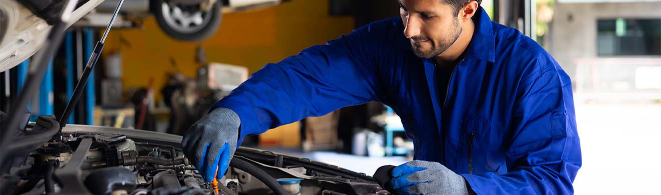Bei der Autoinspektion in freien Werkstätten in Meinerzhagen prüft der Kraftfahrzeugtechniker die Elektrik eines Autos