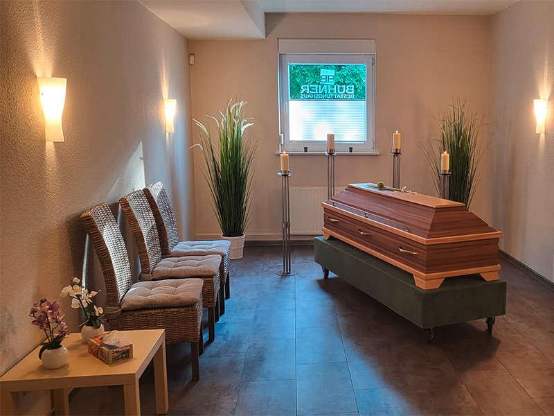 Abschiedsraum im Bestattungshaus Bühner GmbH in Hemer mit Sarg, Kerzen und ruhiger Atmosphäre für Trauerfeiern.