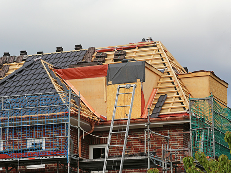 Dachdecker in Meinerzhagen saniert ein Ziegeldach professionell, erneuert Dachziegel und verbessert Abdichtung sowie Wärmedämmung.