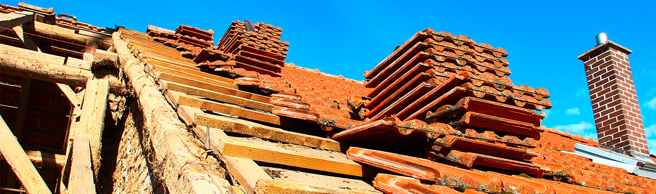 Alter Dachstuhl während der Dachsanierung in Meinerzhagen – Handwerker erneuern Dachkonstruktion für mehr Energieeffizienz und Stabilität.