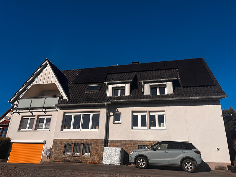 Dachdecker haben Steildach in Meinerzhagen saniert, Sanierung von Ziegeln und Abdichtungen.