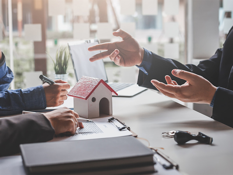 Person unterschreibt Dokumente während Scheidung – Symbolbild für rechtliche Unterstützung durch einen Scheidungsanwalt in Meschede.