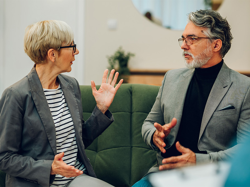Älteres Ehepaar bespricht Scheidungsunterlagen mit Fachanwalt für Familienrecht in Meschede – Symbolbild für Scheidung.