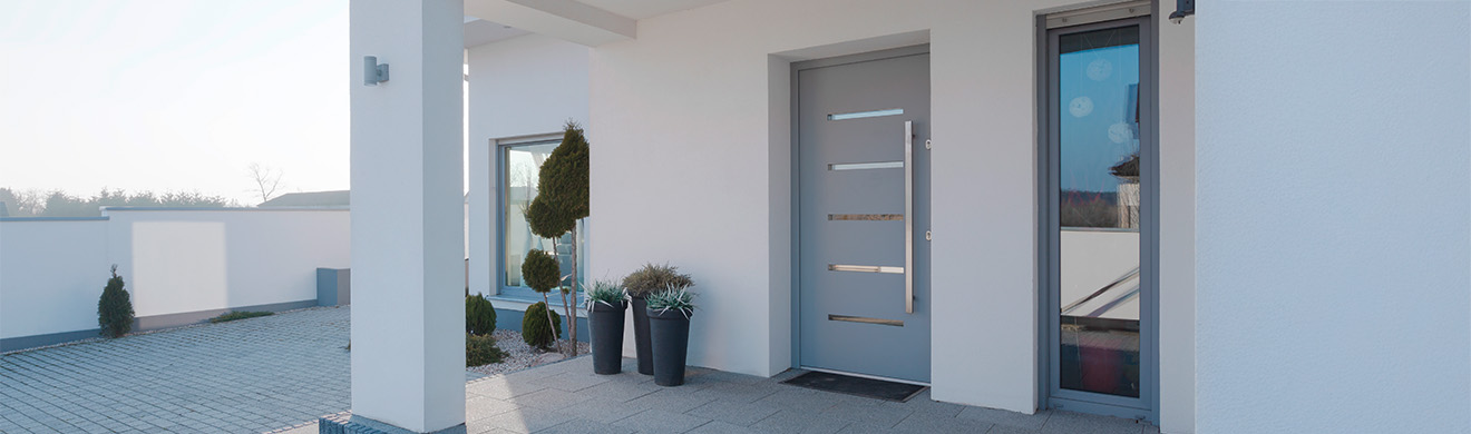 Moderne Haustür mit Glas und seitlichem Eingang, stilvoller Eingangsbereich eines Hauses – hochwertige Haustür in Meschede kaufen.