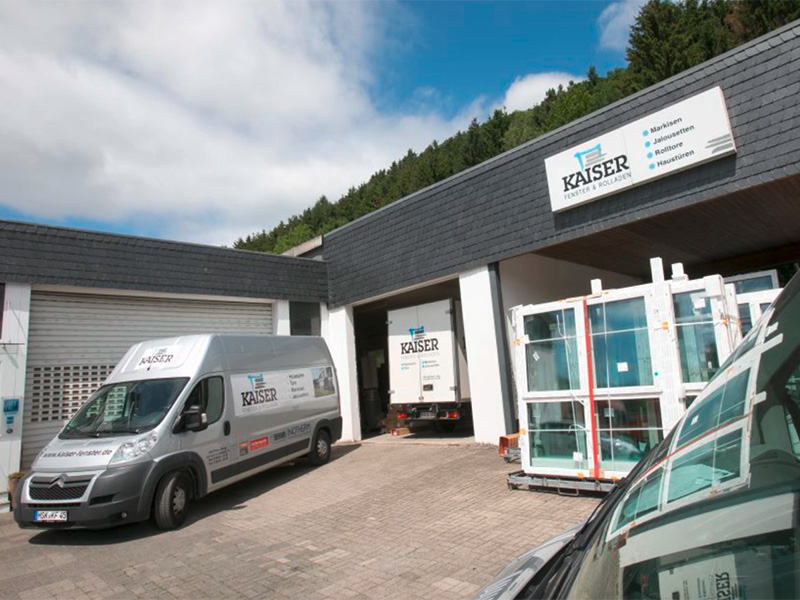 Firmengebäude von Kaiser Fenster & Rolladen GmbH & Co. KG mit Firmenfahrzeug – Spezialist für Haustüren in Meschede.