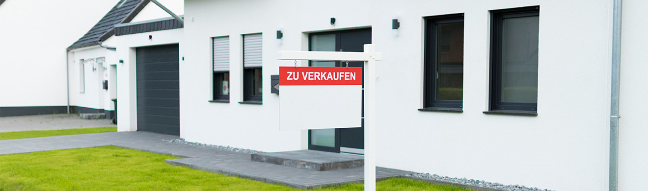 Notar begleitet Hausverkauf in Menden: Verkaufsschild vor Einfamilienhaus symbolisiert rechtssicheren Immobilienverkauf mit notarieller Unterstützung.