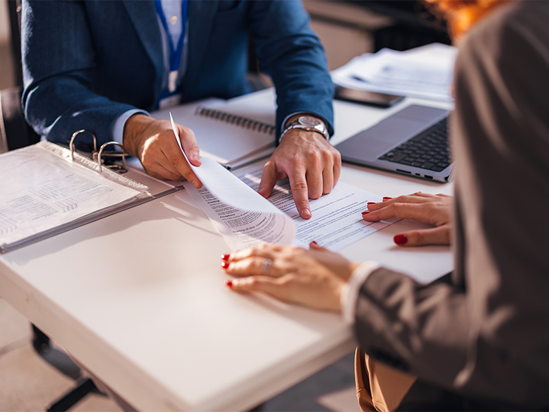 Notar in Menden begleitet Vertragsunterzeichnung beim Immobilienkauf – Klient und Notar unterschreiben gemeinsam wichtigen Vertrag.