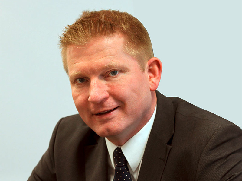 Notar Stephan Krepcke in Menden im Büro bei rechtlicher Beratung und Beurkundung eines Vertrags.