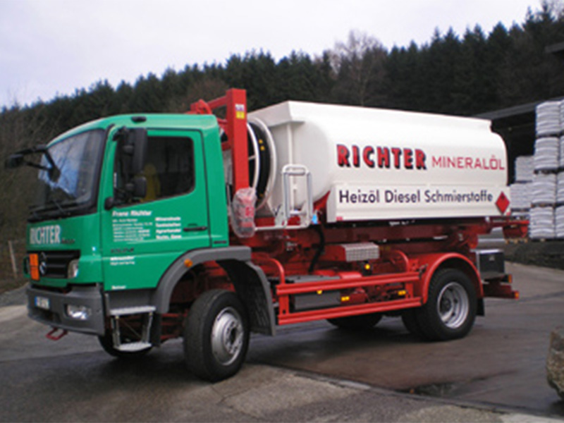 Tankwagen von Richter Mineralöl auf Firmengelände beim Heizöl liefern, zeigt zuverlässige Energieversorgung für Kunden.“