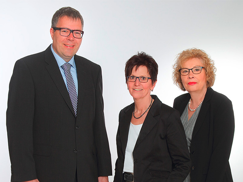 Portraitfoto der drei Inhaber der Steuerkanzlei in Brilon – Steuerberater in Brilon präsentieren Kompetenz und Vertrauen.