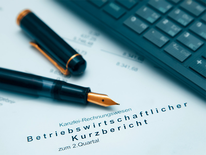 Betriebswirtschaftlicher Kurzbericht auf Schreibtisch – Symbol für Steuerberatung für Unternehmen und Finanzanalyse 