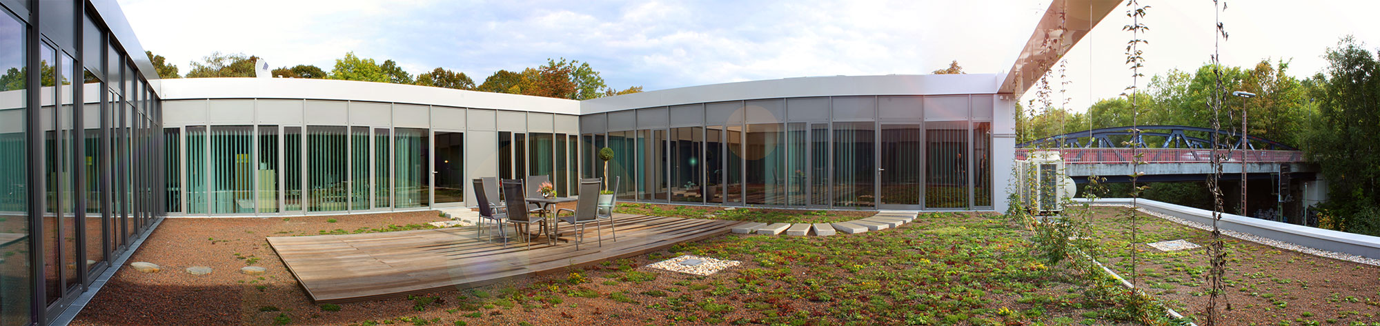 Modernes Bürogebäude der Kanzlei Krepcke und Partner in Menden, symbolisiert professionelle Rechtsberatung und Notariatsdienstleistungen.