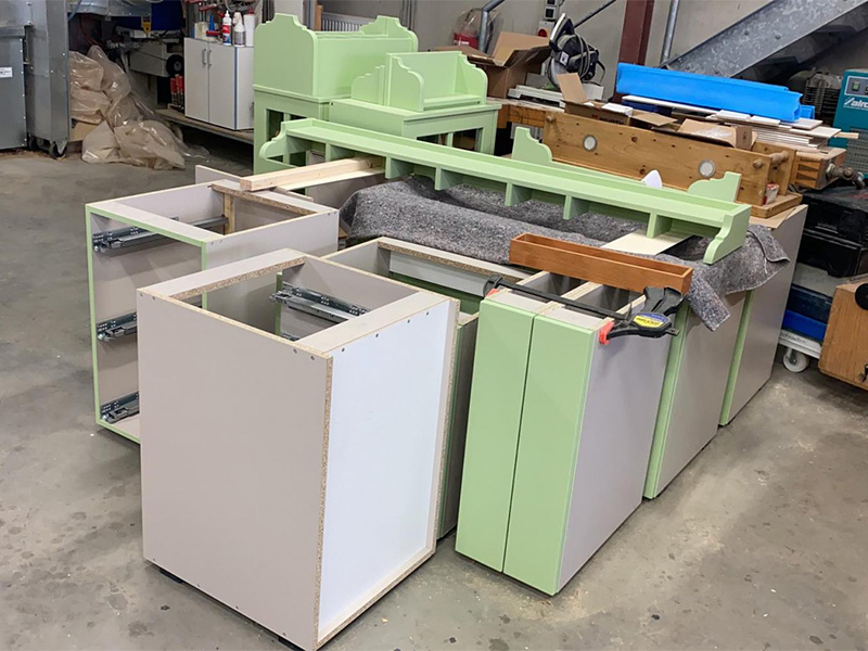 Fertig montierte Küchenschränke in Werkstatt zusammengestellt – bereit zur Auslieferung an Kunden von Team Schreinermeister
