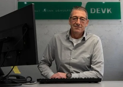 Porträt von Volker Spreyer, Ihrem erfahrenen DEVK-Berater in Arnsberg, kompetent und vertrauensvoll im Gespräch für Ihre Vorsorgefragen.