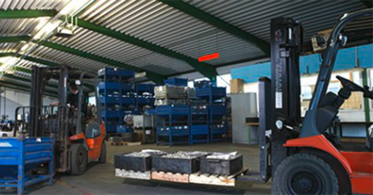 Gabelstapler bewegt fertig veredelte Metallteile im Lager der August Schröder GmbH & Co. KG in Hemer für effiziente Logistik.