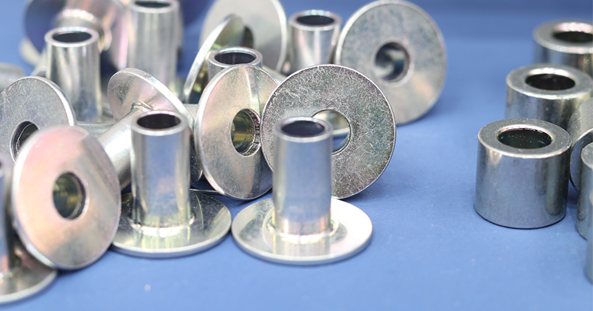 Stahlteile mit Zinkbeschichtung im Fertigungsprozess zur Verbesserung des Korrosionsschutzes.