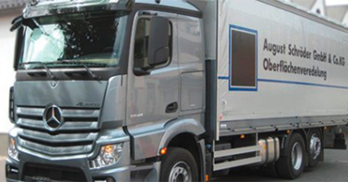 Lieferfahrzeug der August Schröder GmbH & Co. KG in Hemer transportiert fertig veredelte Metallteile sicher zu Kunden in der Region.