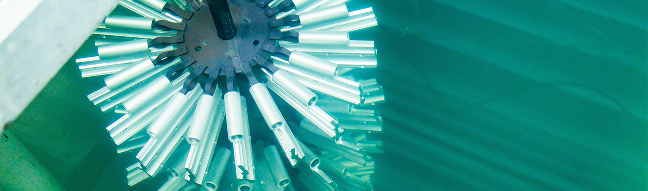 Metallprofile hängen an einer Tauchvorrichtung in einer Verzinkerei zur Oberflächenveredelung.