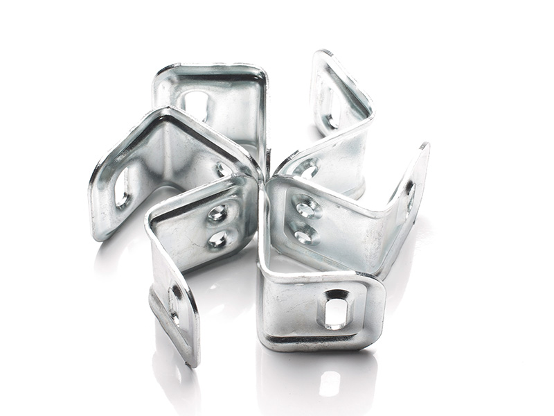 Metallwinkel kreativ arrangiert, symbolisieren präzise Oberflächenveredelung in der industriellen Fertigung.