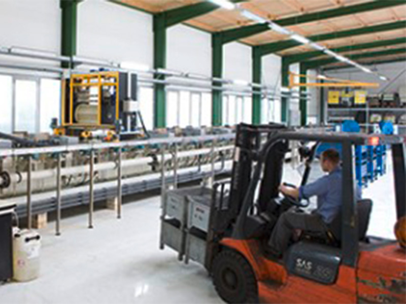 Metallteile in Trommeln für die Oberflächenveredelung, bereit für gleichmäßige Behandlung und hochwertige Beschichtung.