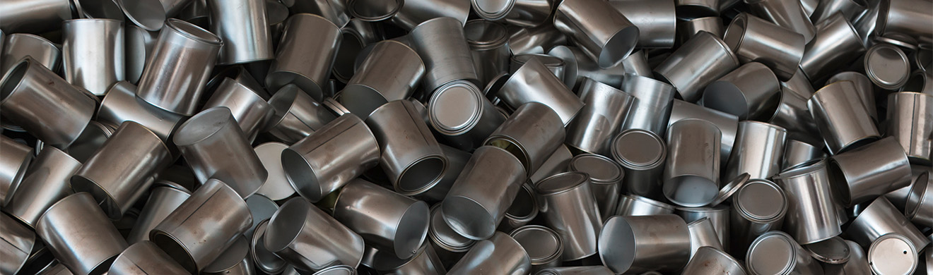 Aluminiumdosen, die für das Verzinnen im Sauerland vorbereitet werden, zeigen hochwertige Metallveredelung für neue Produkte.